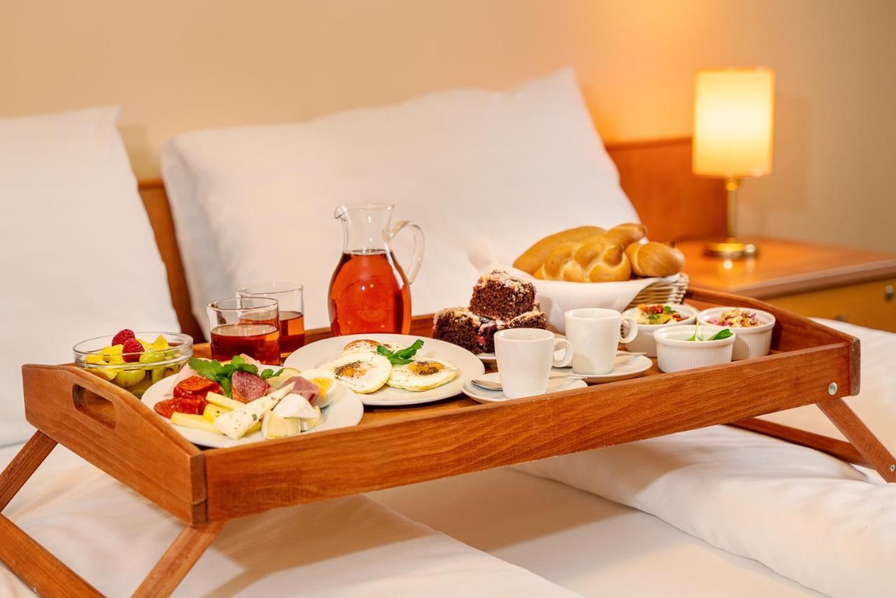 Hotel Bily Jednorozec Trebon Ngoại thất bức ảnh