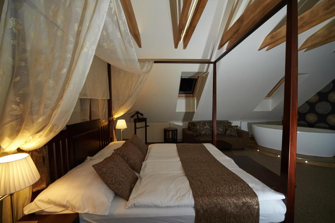 Hotel Bily Jednorozec Trebon Ngoại thất bức ảnh
