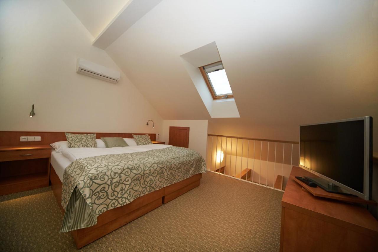 Hotel Bily Jednorozec Trebon Ngoại thất bức ảnh
