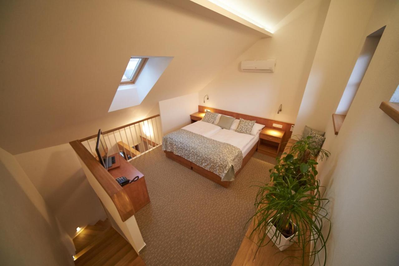 Hotel Bily Jednorozec Trebon Ngoại thất bức ảnh