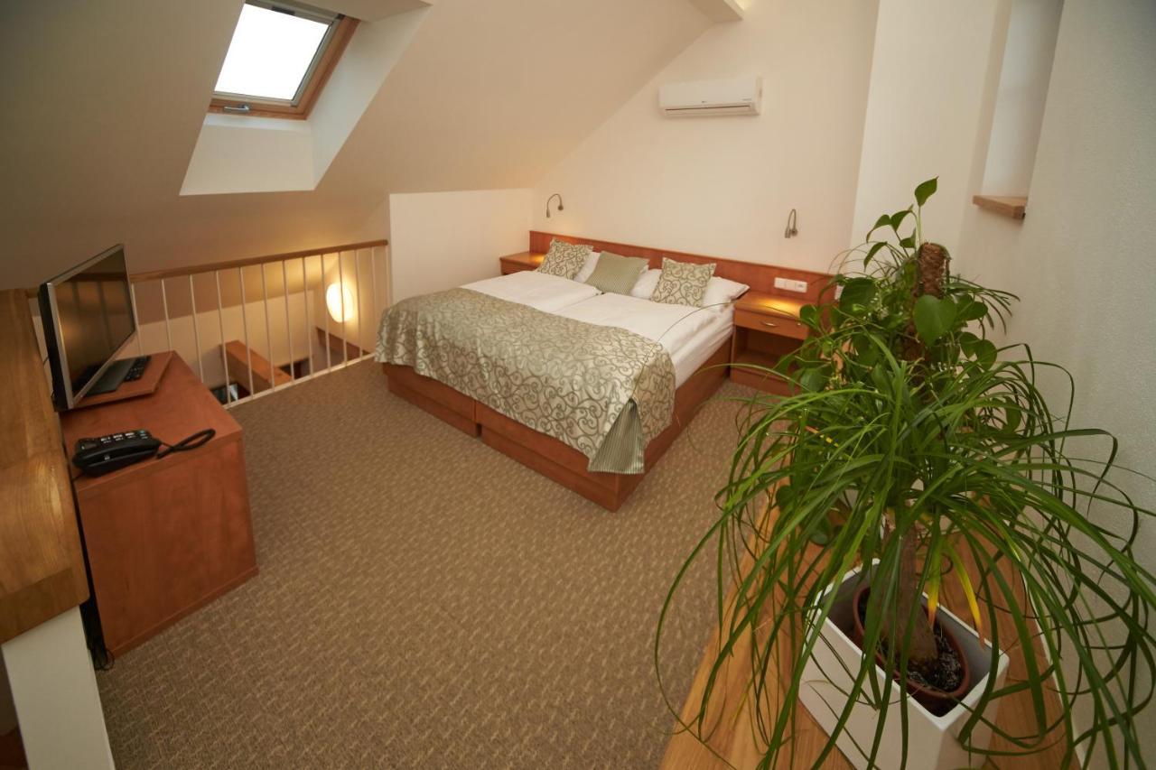 Hotel Bily Jednorozec Trebon Ngoại thất bức ảnh