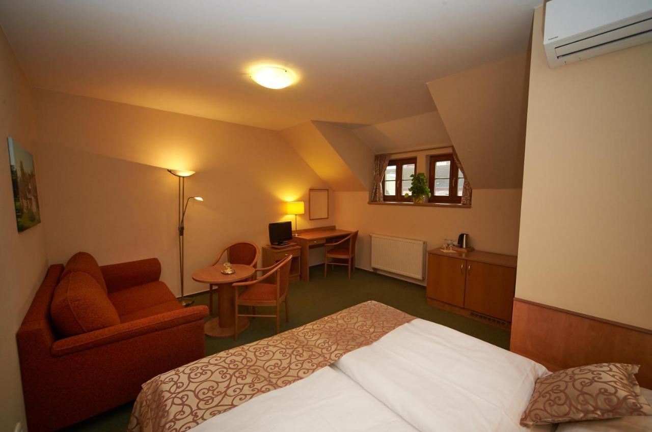 Hotel Bily Jednorozec Trebon Ngoại thất bức ảnh