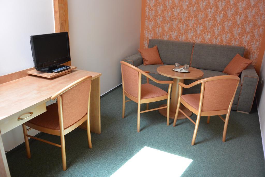 Hotel Bily Jednorozec Trebon Ngoại thất bức ảnh