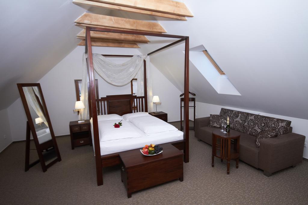 Hotel Bily Jednorozec Trebon Ngoại thất bức ảnh