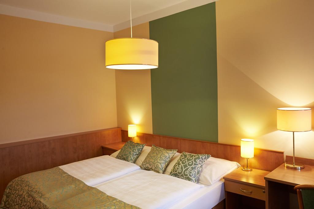 Hotel Bily Jednorozec Trebon Ngoại thất bức ảnh